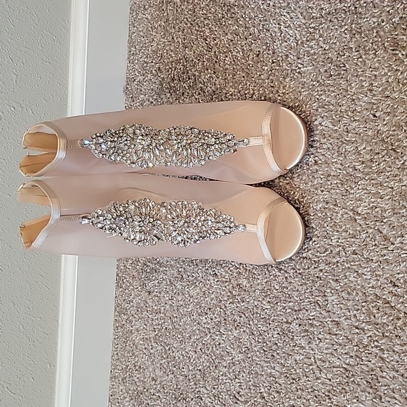 NEVER WORN HEELS - Picture 1 of 4